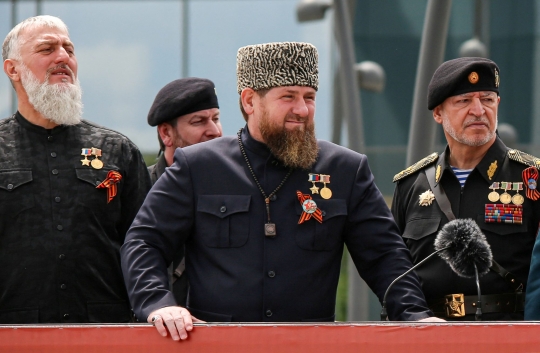 Barisan Tentara Berjenggot Chechnya di Parade Hari Kemenangan Rusia