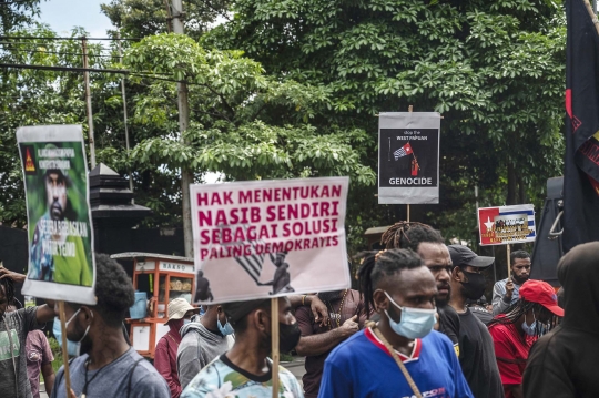 Aksi Demo Mahasiswa Papua di Surabaya Tolak Daerah Otonom Baru
