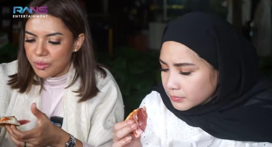 Potret Nagita Slavina Ajak Najwa Shihab Makan Bareng, Tampil Berhijab Cantik Banget