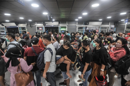 Penumpang Transjakarta Kembali Membeludak