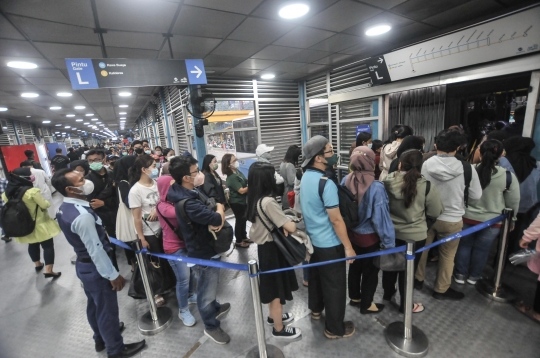 Penumpang Transjakarta Kembali Membeludak