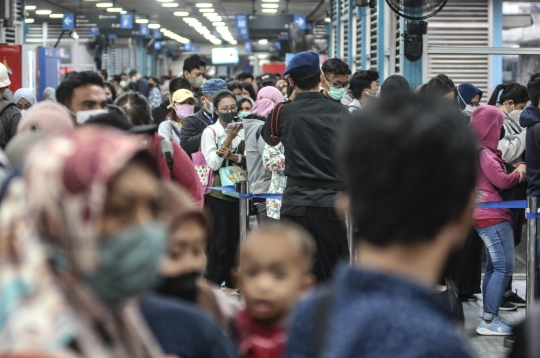 Penumpang Transjakarta Kembali Membeludak