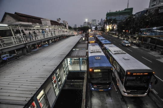 Penumpang Transjakarta Kembali Membeludak