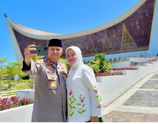 Potret Jenderal Bintang Tiga Polri di Masjid Raya Sumbar, Kagum Kemegahan & Keindahan