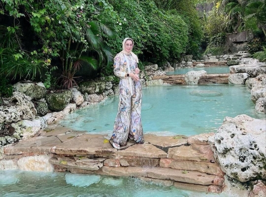 Potret Cantik dan Elegan Erin Istri Andre Taulany saat Liburan ke Bali sama Keluarga