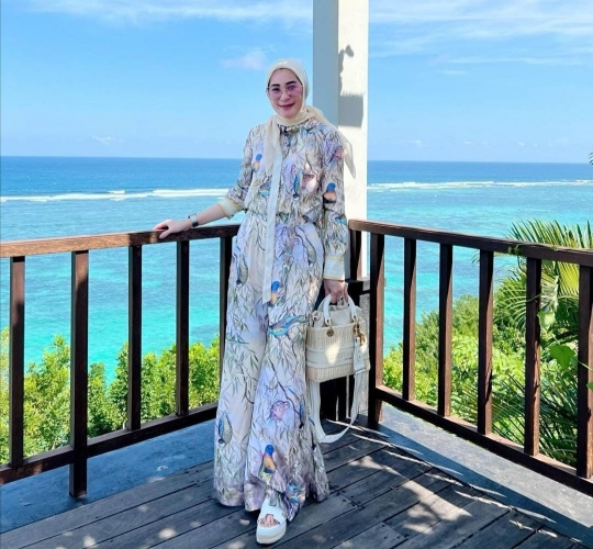 Potret Cantik dan Elegan Erin Istri Andre Taulany saat Liburan ke Bali sama Keluarga