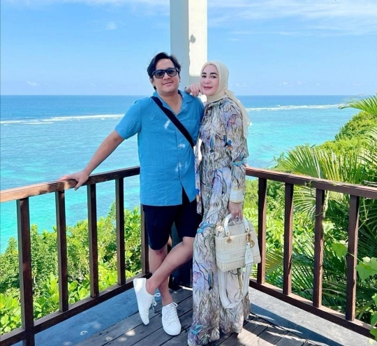 Potret Cantik dan Elegan Erin Istri Andre Taulany saat Liburan ke Bali sama Keluarga