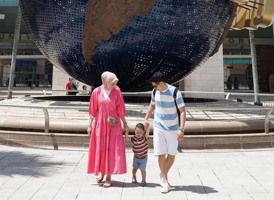 Potret Citra Kirana & Keluarga Liburan di Singapura, Ekspresi Athar Jadi Perbincangan