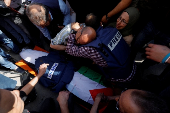 Tangis Wartawan Arak Jenazah Jurnalis Senior Al Jazeera yang Ditembak Pasukan Israel