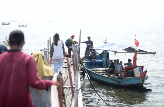 Menikmati Wisata Murah Meriah di Pantai Marunda