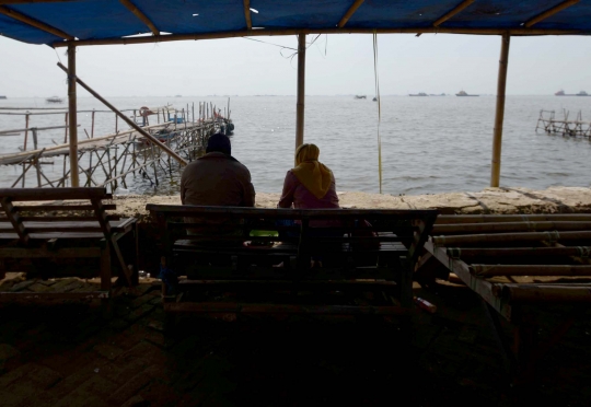 Menikmati Wisata Murah Meriah di Pantai Marunda