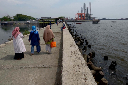 Menikmati Wisata Murah Meriah di Pantai Marunda