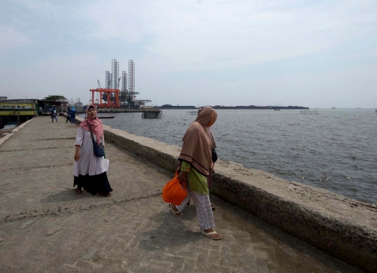 Menikmati Wisata Murah Meriah di Pantai Marunda