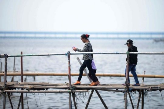 Menikmati Wisata Murah Meriah di Pantai Marunda