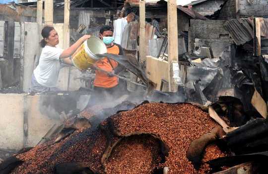 Perjuangan Warga Padamkan Sisa Bara Api di Pasar Ciputat