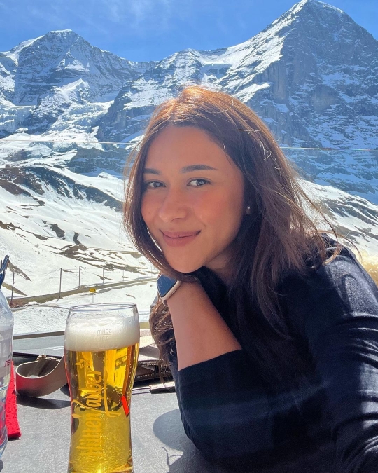 7 Potret Keseruan Nana Mirdad dan Andrew White Liburan di Swiss