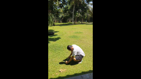 Potret Mayangsari saat Panen Jeruk, Tas Branded yang Dibawa Bikin Salfok