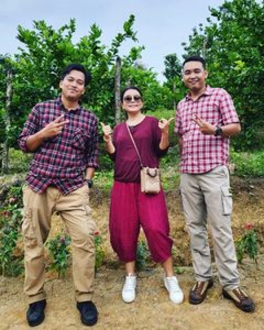 Potret Mayangsari saat Panen Jeruk, Tas Branded yang Dibawa Bikin Salfok