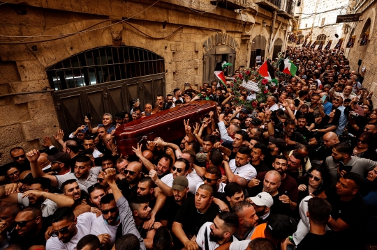 Lautan Warga Palestina Iringi Pemakaman Jurnalis Al Jazeera yang Ditembak Israel
