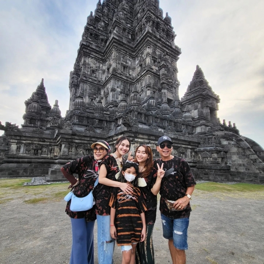 Liburan di Yogyakarta, Ini 6 Potret Ayu Ting Ting ke Prambanan Gowes Bareng Keluarga