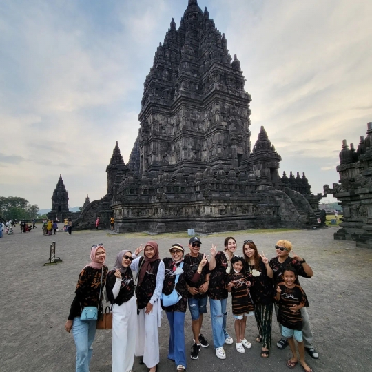 Liburan di Yogyakarta, Ini 6 Potret Ayu Ting Ting ke Prambanan Gowes Bareng Keluarga