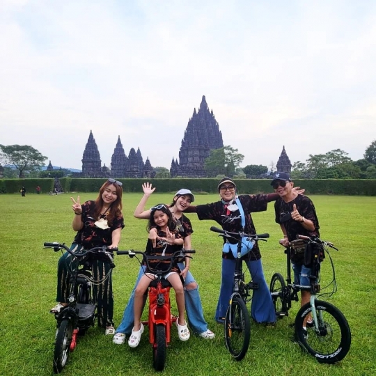 Liburan di Yogyakarta, Ini 6 Potret Ayu Ting Ting ke Prambanan Gowes Bareng Keluarga