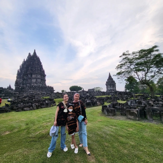 Liburan di Yogyakarta, Ini 6 Potret Ayu Ting Ting ke Prambanan Gowes Bareng Keluarga