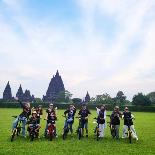 Liburan di Yogyakarta, Ini 6 Potret Ayu Ting Ting ke Prambanan Gowes Bareng Keluarga