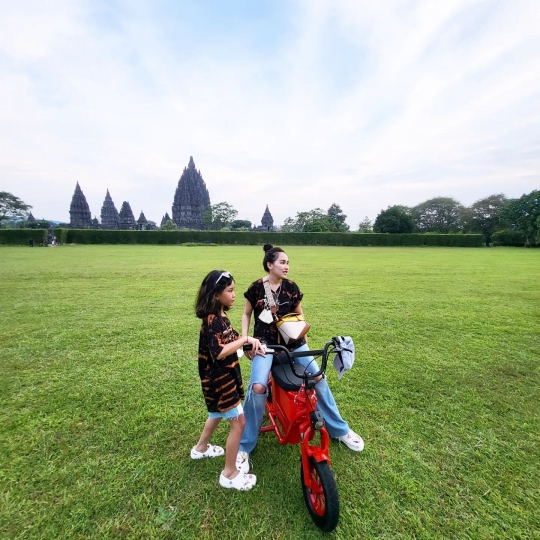 Liburan di Yogyakarta, Ini 6 Potret Ayu Ting Ting ke Prambanan Gowes Bareng Keluarga