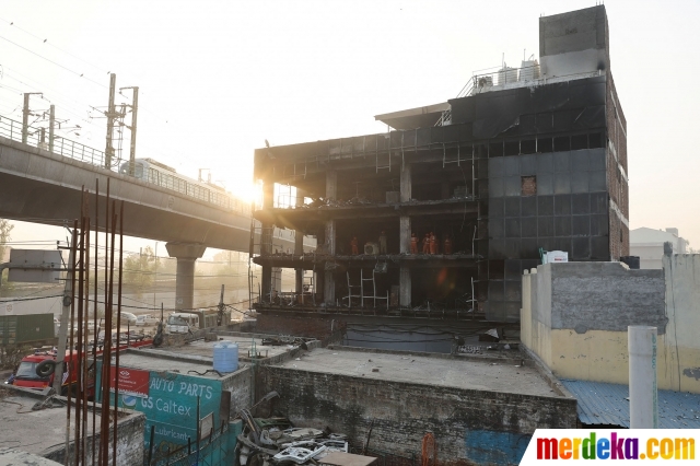 Kondisi sebuah gedung perkantoran setelah kebakaran di New Delhi, India, 14 Mei 2022. Sedikitnya 27 orang tewas dan puluhan lainnya terluka dalam kebakaran hebat di bangunan empat lantai tersebut, menurut layanan darurat India.