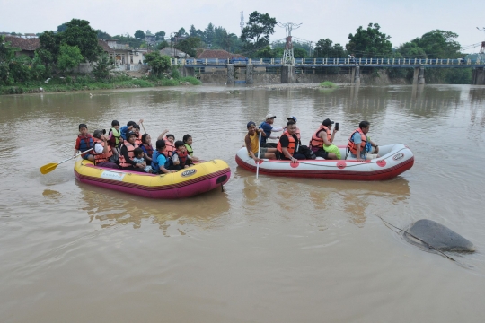 Wisata Mengenalkan Alam Kepada Anak di Sungai Ciliwung