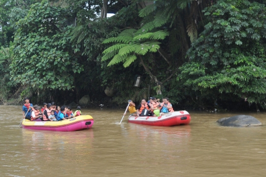 Wisata Mengenalkan Alam Kepada Anak di Sungai Ciliwung