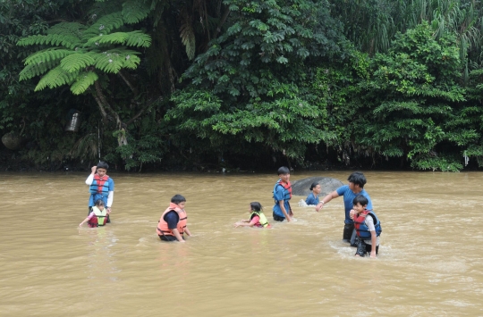 Wisata Mengenalkan Alam Kepada Anak di Sungai Ciliwung