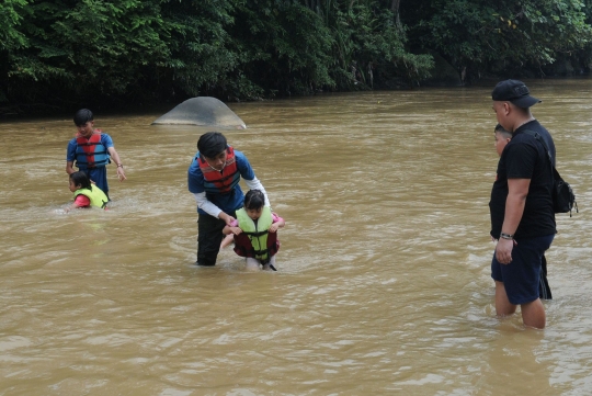 Wisata Mengenalkan Alam Kepada Anak di Sungai Ciliwung