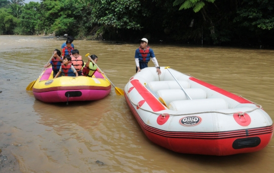 Wisata Mengenalkan Alam Kepada Anak di Sungai Ciliwung