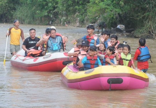 Wisata Mengenalkan Alam Kepada Anak di Sungai Ciliwung