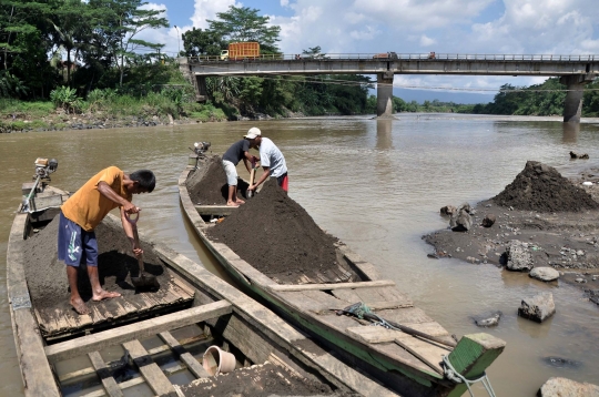 Potret Penambang Pasir Tradisional di Sungai Klawing