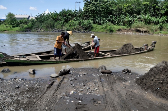 Potret Penambang Pasir Tradisional di Sungai Klawing