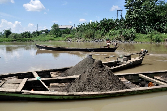 Potret Penambang Pasir Tradisional di Sungai Klawing