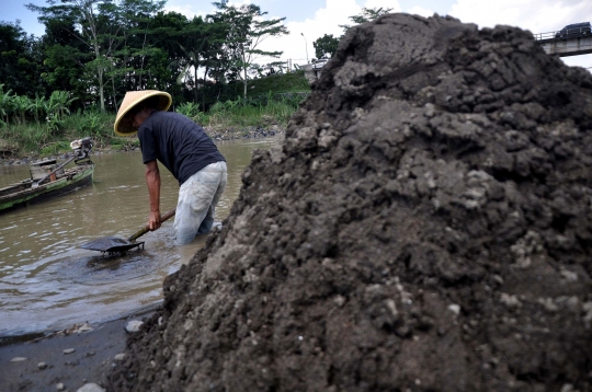 Potret Penambang Pasir Tradisional di Sungai Klawing