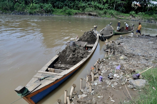 Potret Penambang Pasir Tradisional di Sungai Klawing