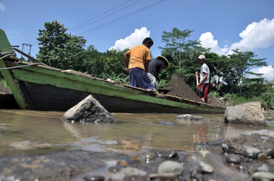 Potret Penambang Pasir Tradisional di Sungai Klawing