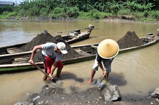 Potret Penambang Pasir Tradisional di Sungai Klawing