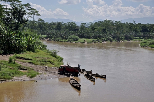 Potret Penambang Pasir Tradisional di Sungai Klawing