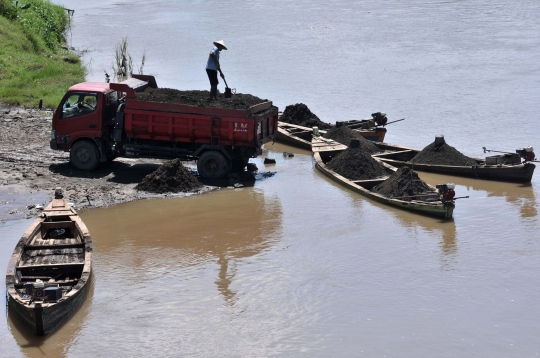 Potret Penambang Pasir Tradisional di Sungai Klawing