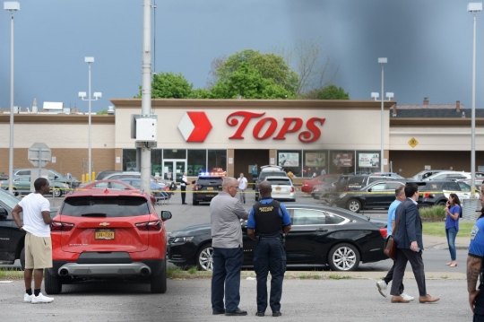 Situasi Mencekam Usai Penembakan Massal di Supermarket New York