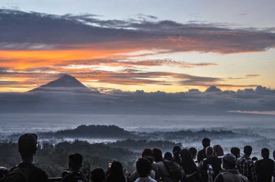 Menikmati Keindahan Candi Borobudur saat Sunrise