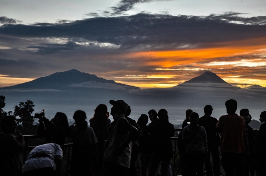 Menikmati Keindahan Candi Borobudur saat Sunrise