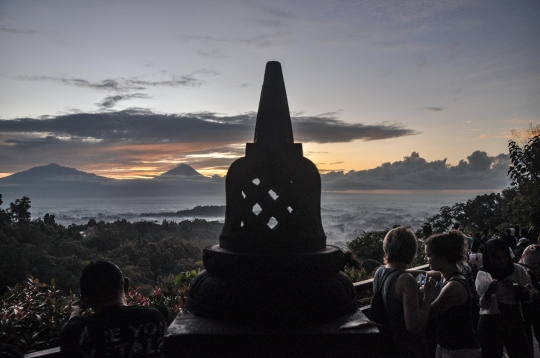 Menikmati Keindahan Candi Borobudur saat Sunrise