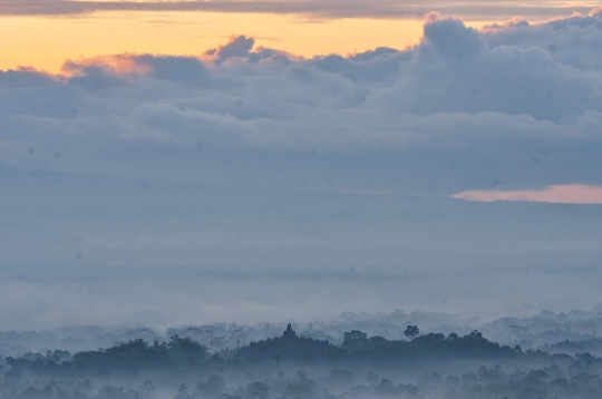 Menikmati Keindahan Candi Borobudur saat Sunrise